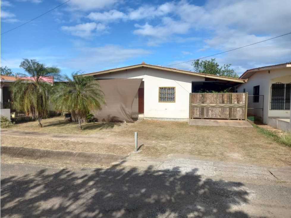 Se Vende Casa a pasos del Super 99 de Chitré Herrera - 1
