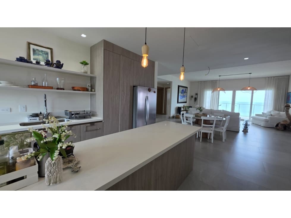 Venta de Exclusivo Apartamento Frente al Mar Playa Escondida, Colón - 1