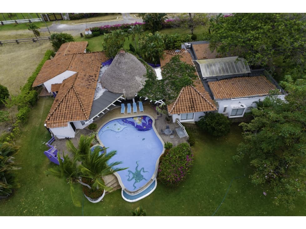 VENDO CASA EN PUNTA BARCO, SAN CARLOS, 6019M2 DE TERRENO, 7 RECAMARAS. - 1