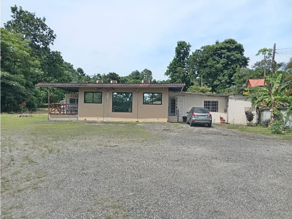Se Vende en Altos de Tocumen con oficina circa la C.Panamericana - 1