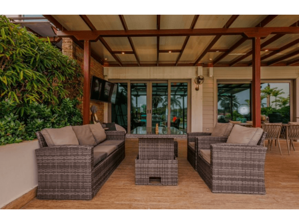 Playa Escondida Casa de lujo turn key a solo $850K - 1