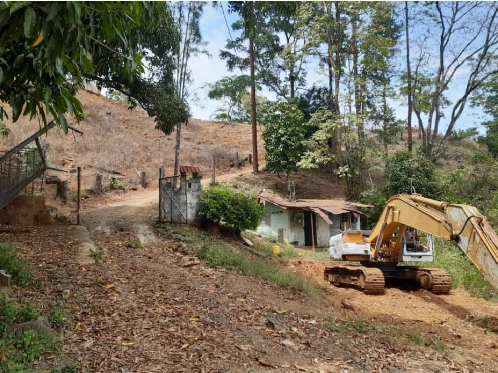 Venta de Terreno con Casa en Cerro Azul, 71 Hectáreas RB - 1