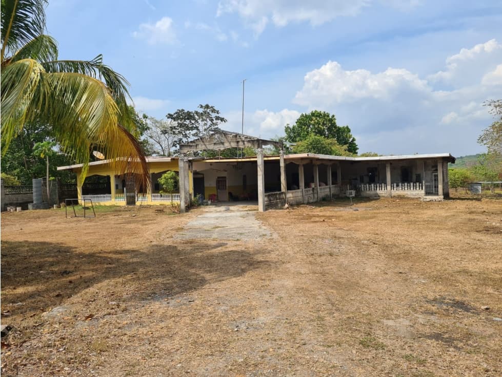 Se vende terreno con casa en Calobre, Veraguas Panamá - 1