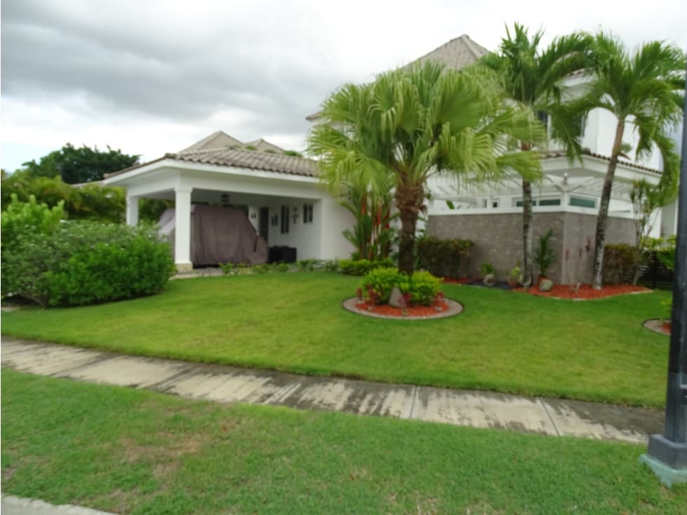¡EN VENTA! Casa totalmente equipada en Bijao B/.850,000.00 - 1