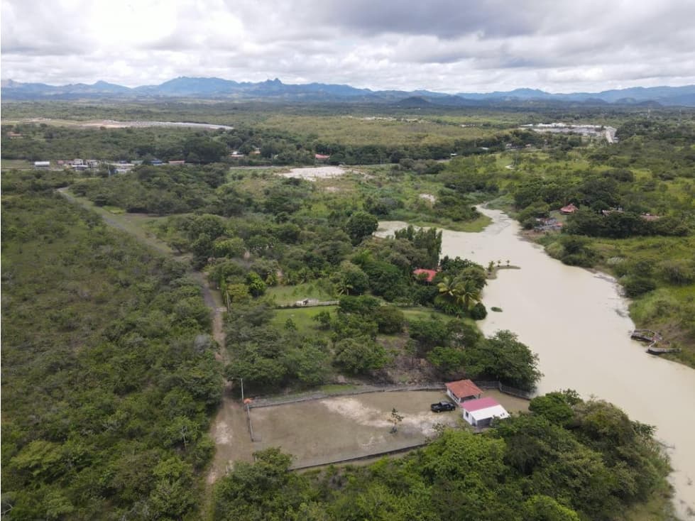VENDO LOTE O TERRENO CON MEJORAS LAGOMAR FRENTE LAGO SAN CARLOS - 1