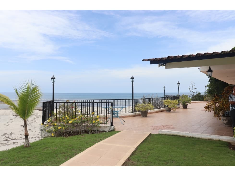 Se Vende Terreno frente de Playa Para Projecto en Rio Hato Panama - 1