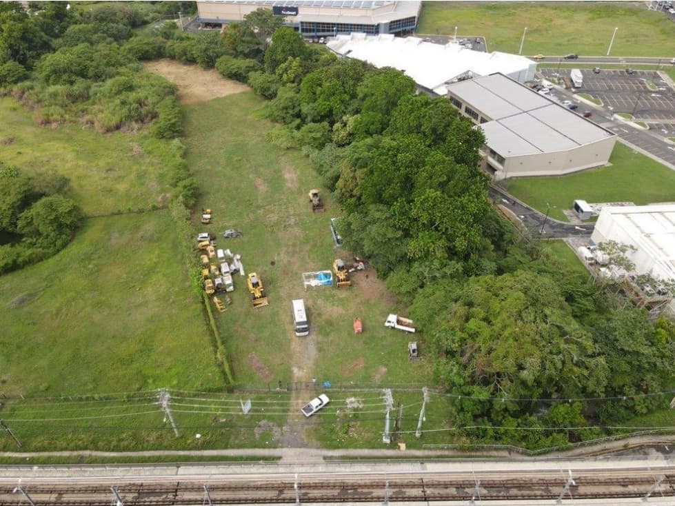Se vende Terreno Comercial Ave. Domingo Díaz - 1