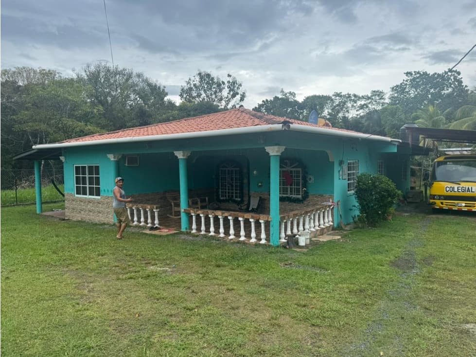 Casa en venta frente a la vía principal en Playa Santa Catalina. - 1