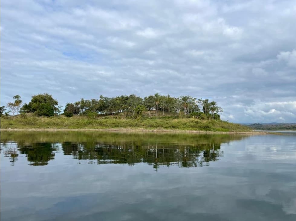 Espectacular Isla, En El Lago Bayano. - 1