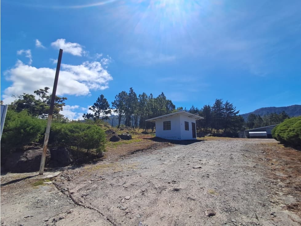 Galera Comercial en Paso Ancho Volcán Sobre la Vía Cerro Punta - 1