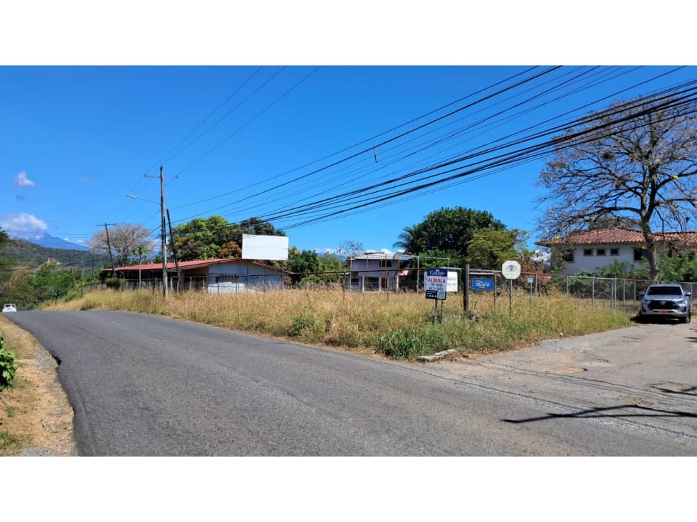 Gran Propiedad Comercial en Esquina con 4 Apartamentos y Depósito - 1