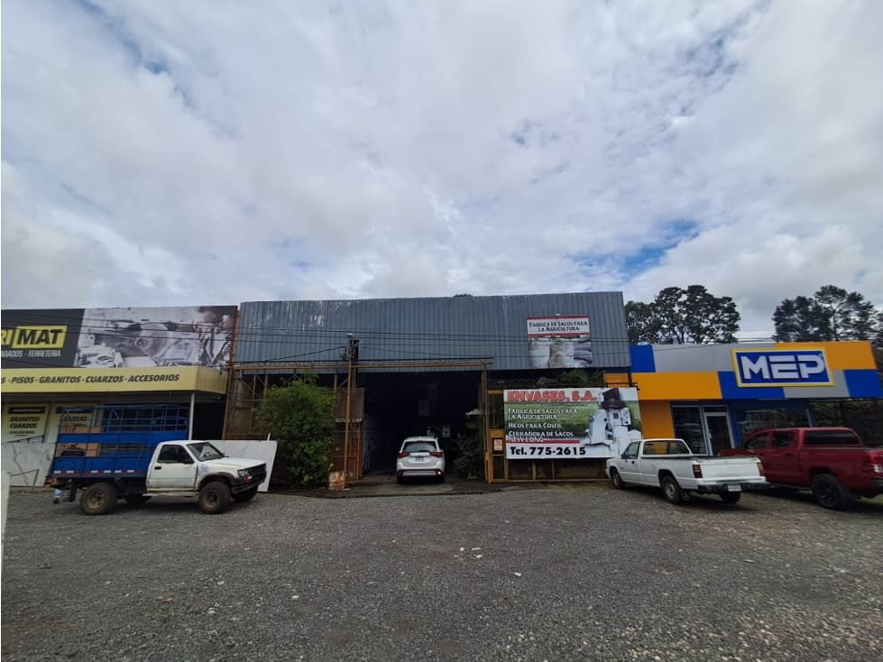Bodega Comercial sobre la Vía Interamericana - 1