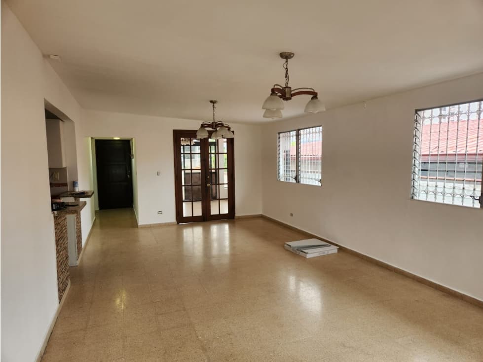 VENDEMOS CASA EN LA 12 DE OCTUBRE - 1