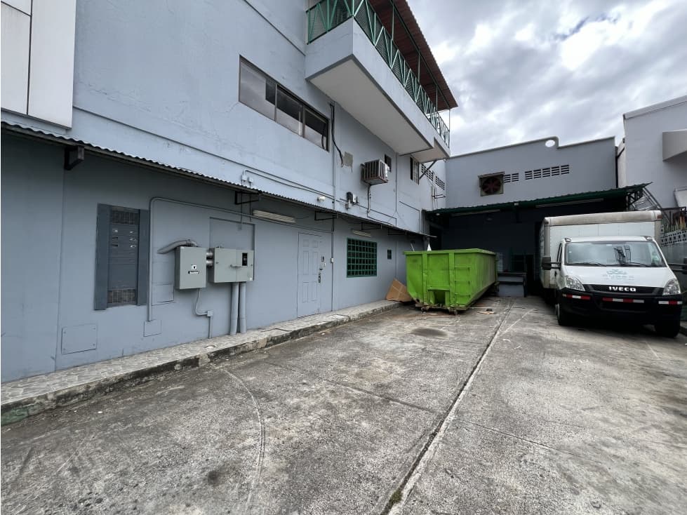 Venta de edificio con bodega en Costa del Este - 1