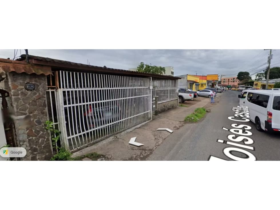 Casa en venta en La Chorrera | 302 m² frente a vía principal - 1