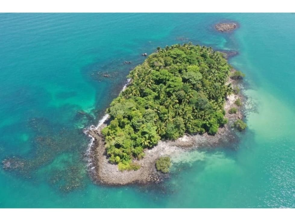 QUIROS ISLAND, A PANAMANIAN PEARL, 1.4 HECTARES (3.5 acres). - 1