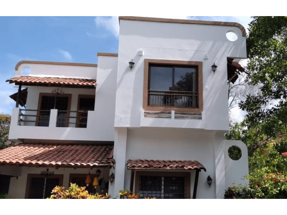 SE VENDE CASA EN SANTA CLARA DE 8 HABITACIONES CON BOHIO Y PISCINA - 1
