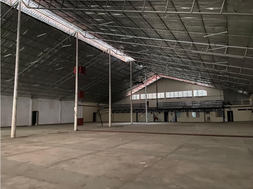 PARQUE LEFEVRE / 1000 M2 / GALERA CON OFICINAS / ANDEN / VACIO - 1