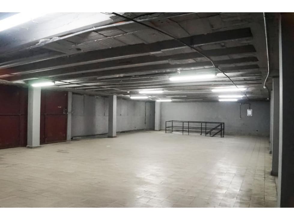 ALQUILER DE GALERA COMERCIAL EN CALIDONIA DE 3 NIVELES CON ELEVADOR - 1