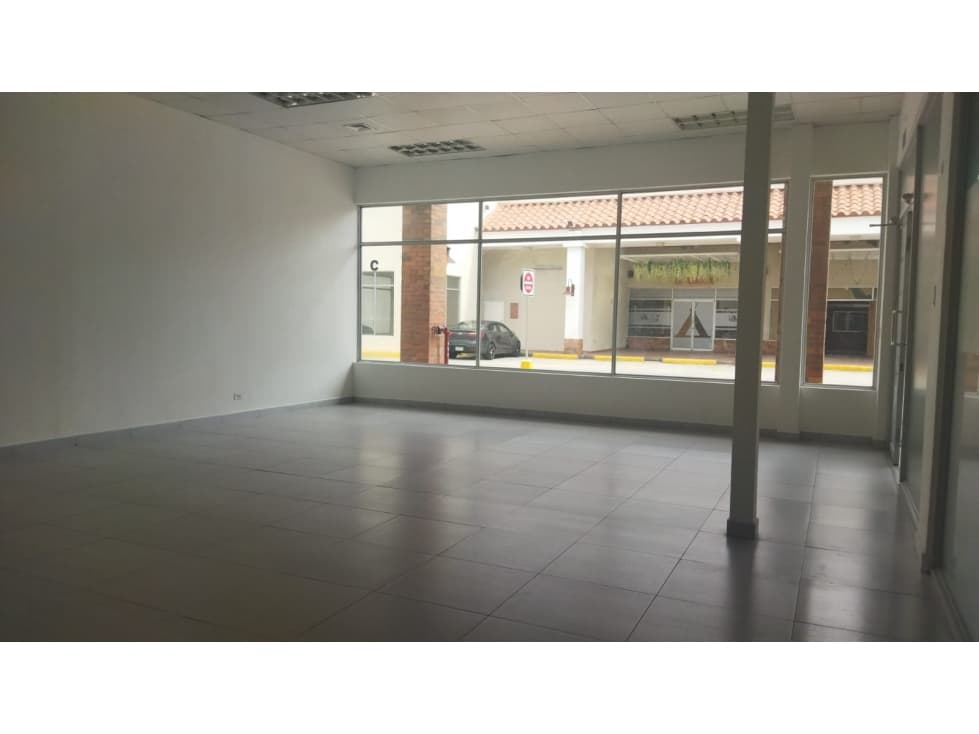 Se Alquila Local en Brisas Del Golf 435 Mtrs - 1