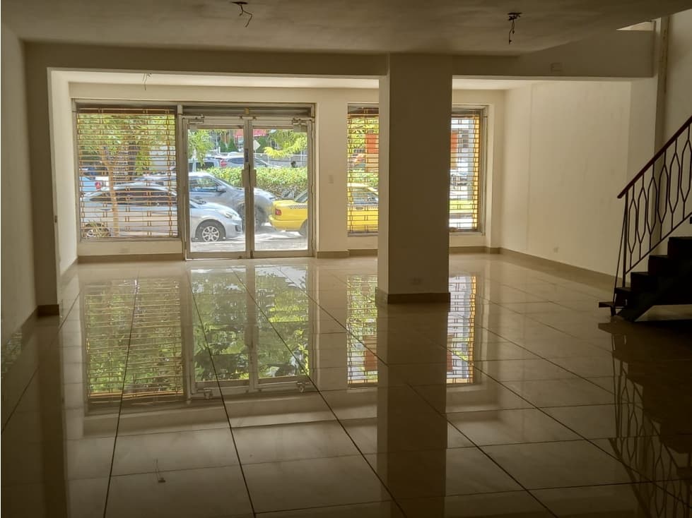 Se Alquilan 2 Locales con Mezanine 210 y 173 Mts $2.500.oo c/u - 1