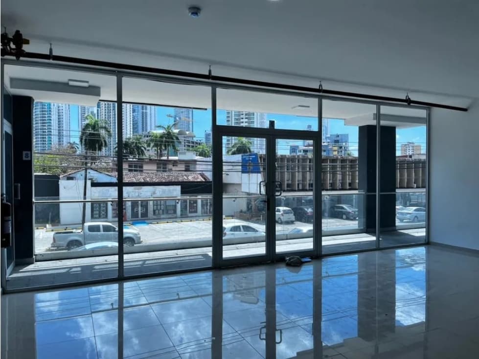 Se Alquila Local Comercial en Vía España, la Cresta. - 1