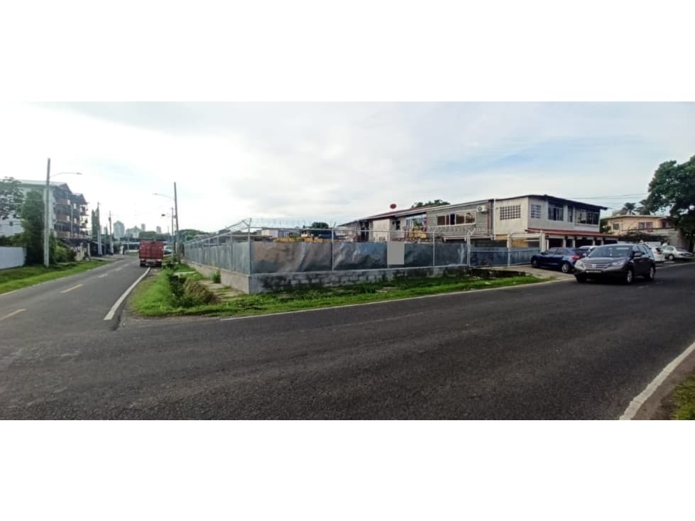 Amplio y accesible terreno en Alquiler en Parque Lefevre! 600 Mt2 - 1