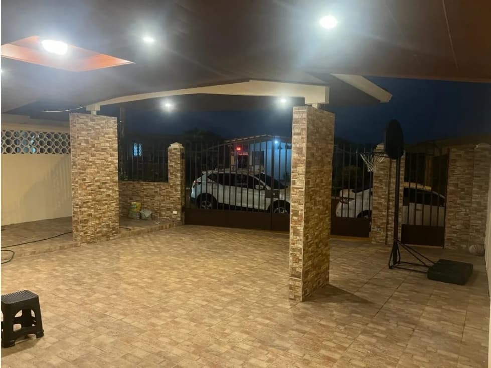 VENDO HERMOSA CASA EN PUERTO PILÓN DE 370 MTS2 --$145.000-- - 1
