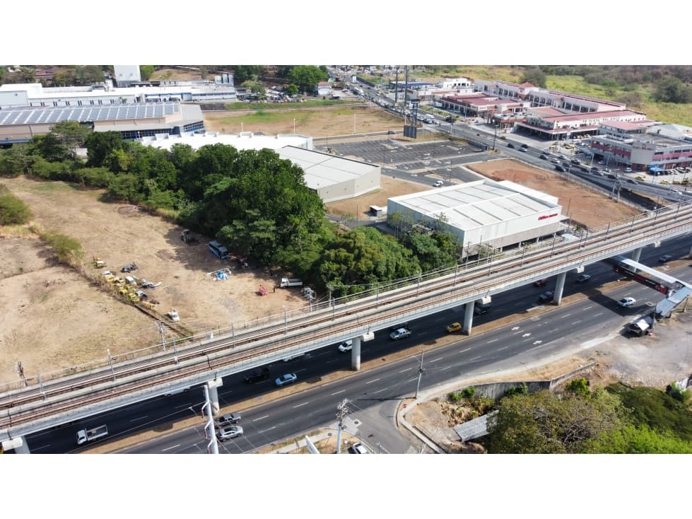 VENDO TERRENO EN AV. JUAN DIAZ - 1