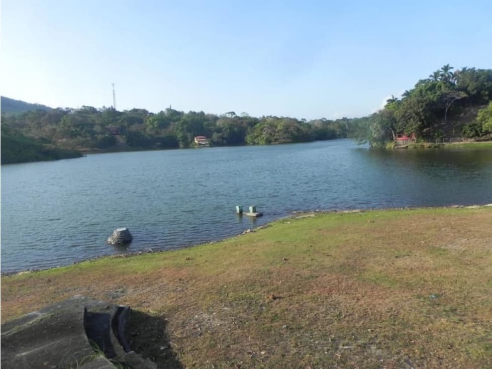 SE VENDE TERRENO DE 8.600M2 FRENTE AL LAGO LAS CUMBRES NEGOCIABLE - 1