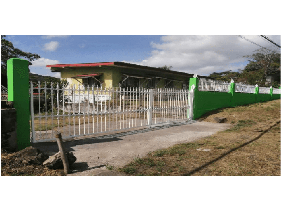 CASA CON TERRENO DE 3.370M2 EN ALCALDE DIAZ - 1