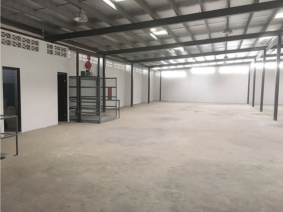 BODEGA 2,600 MT2 EN LLANO BONITO - 1