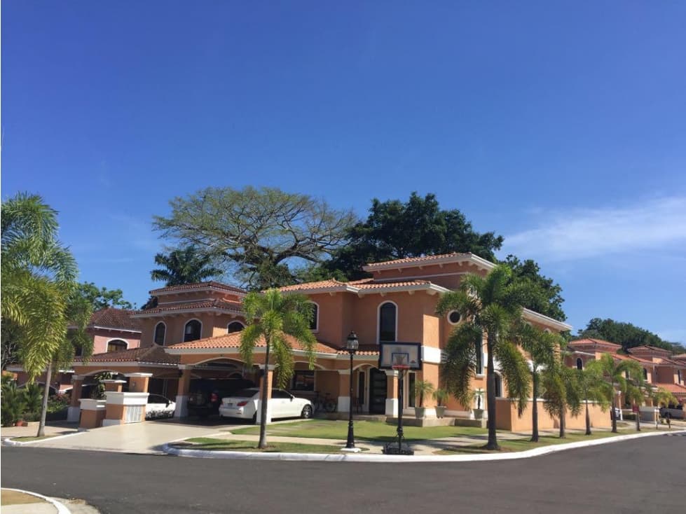 AMPLIA CASA L/B CON PISCINA CLAYTON VILLAGE 4REC 870 MT2 - 1
