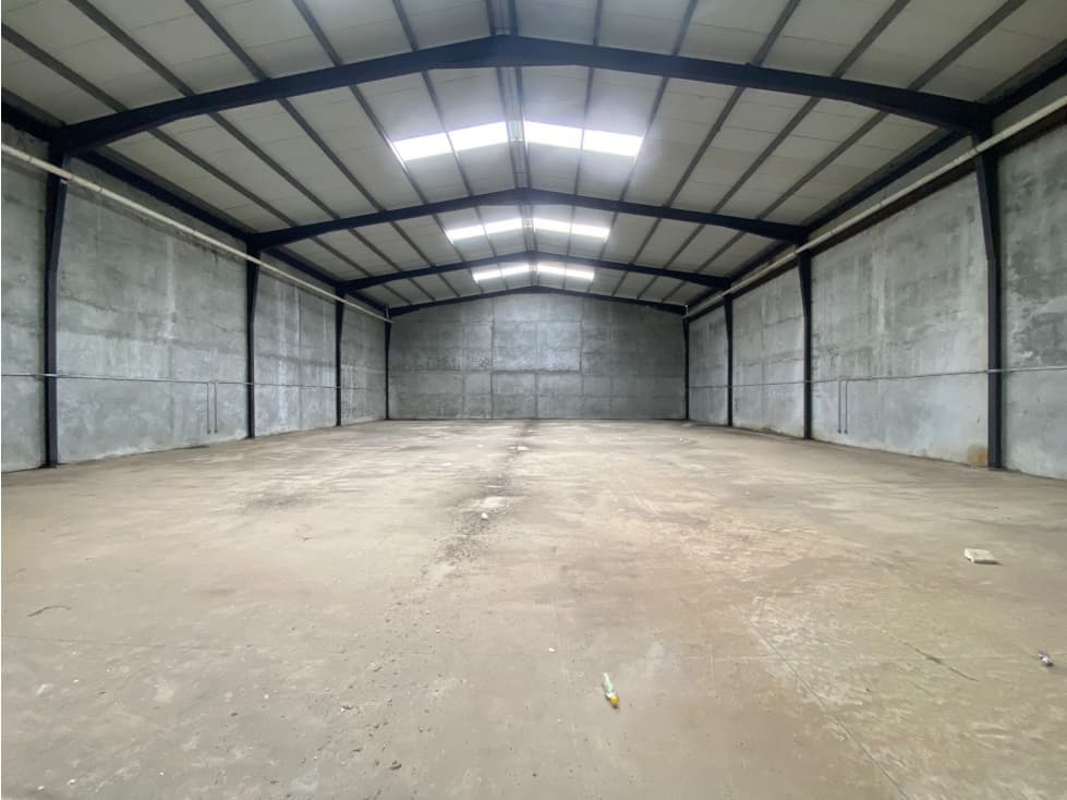 ALQUILER Y VENTA DE GALERAS EN MILLA 8 1250m2 & 1600m2 - 1