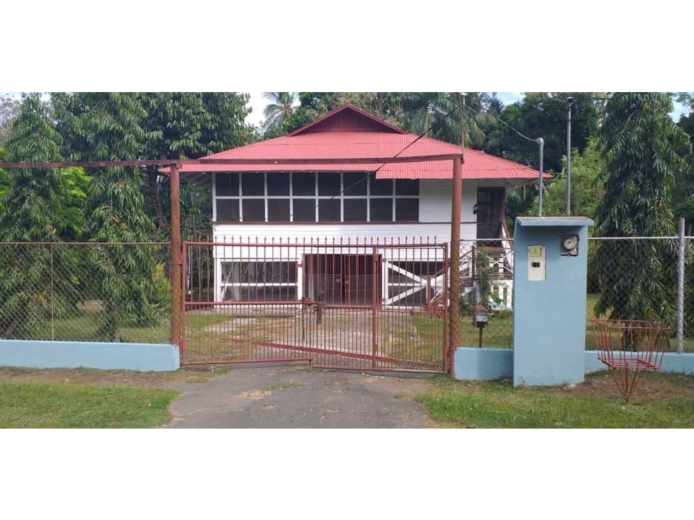 CASA EN VENTA PUERTO ARMUELLES 1700M2 A 500MTS DEL MAR - 1