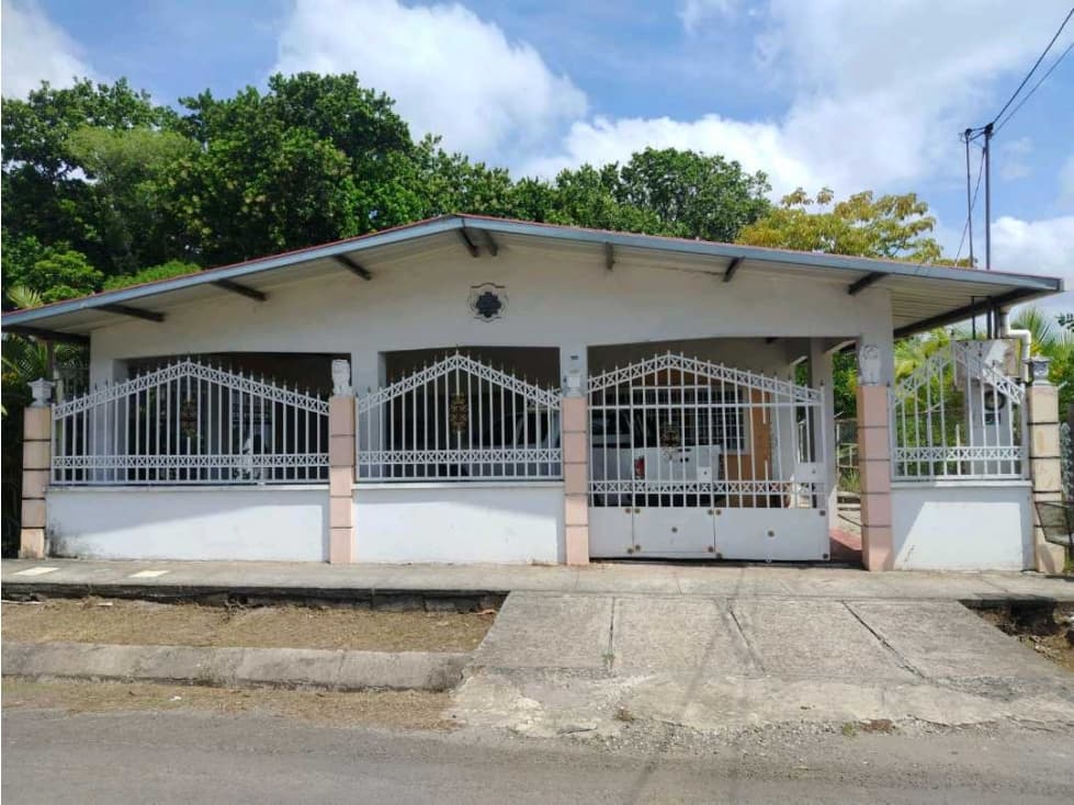 SE ALQUILA AMPLICA CASA EN SANTIAGO - 1