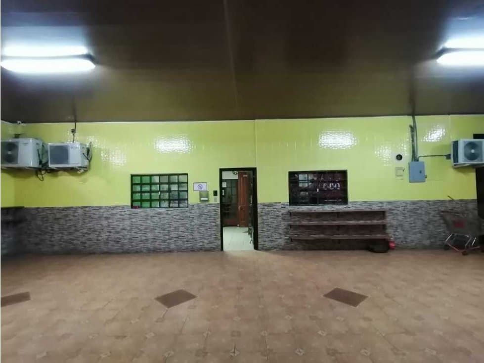 Se Vende amplio Local Comercial en Parque Lefevre. - 1