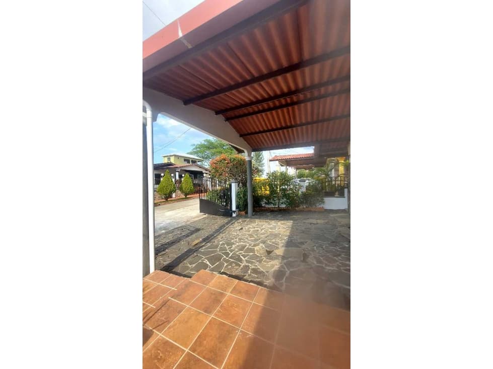 Se vende casa en Brisas del Golf- Piscina - 1