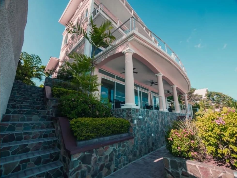 VENTA DE HOTEL BOUTIQUE FRENTE AL MAR - 1