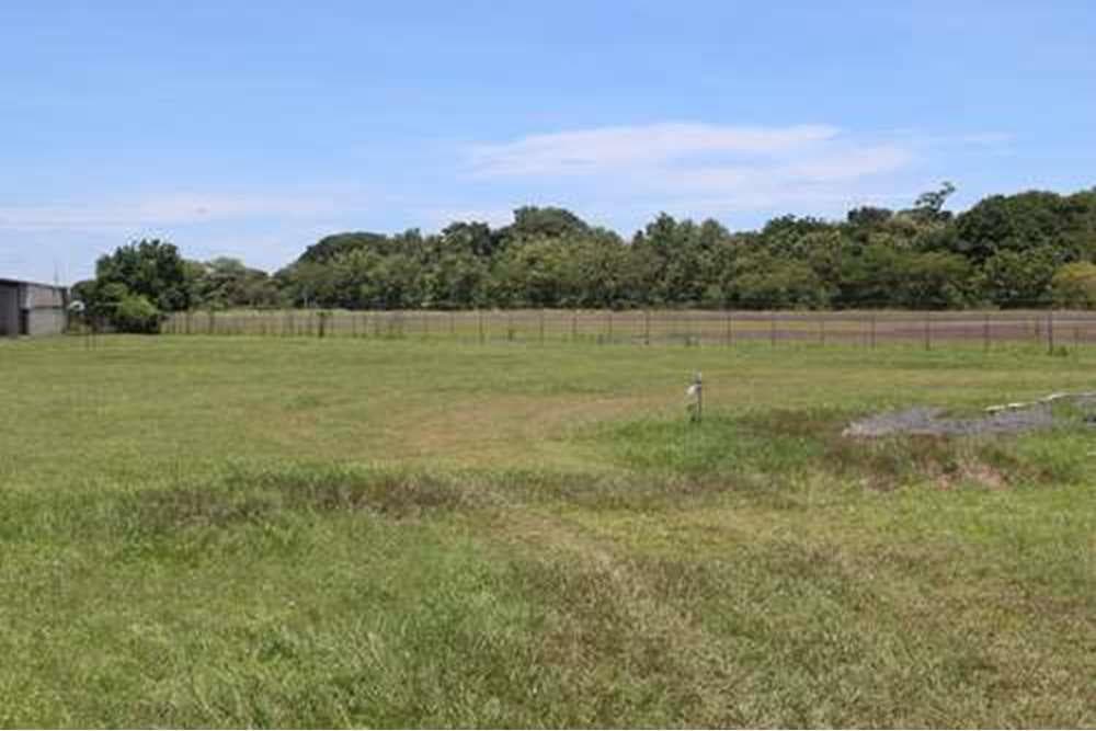 96 METERS OF RUNWAY FRONTAGE AT THE CHAME AIRPORT!! - 1