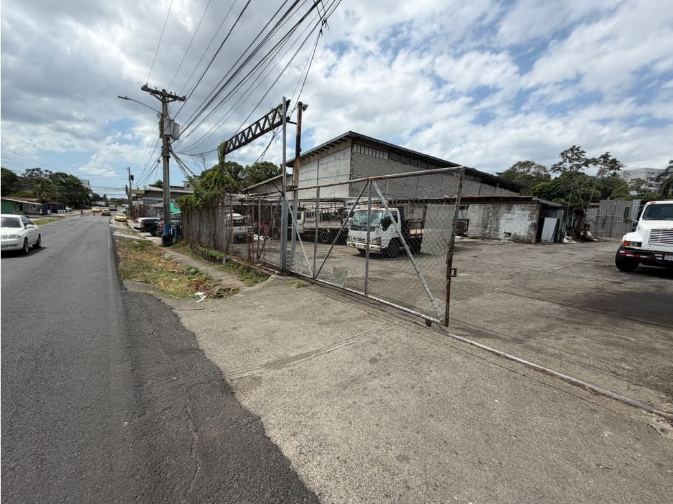 RIO ABAJO / TERRENO CON OFICINAS Y GALERAS / 4452M / CODIGO C-2 RM1 - 1