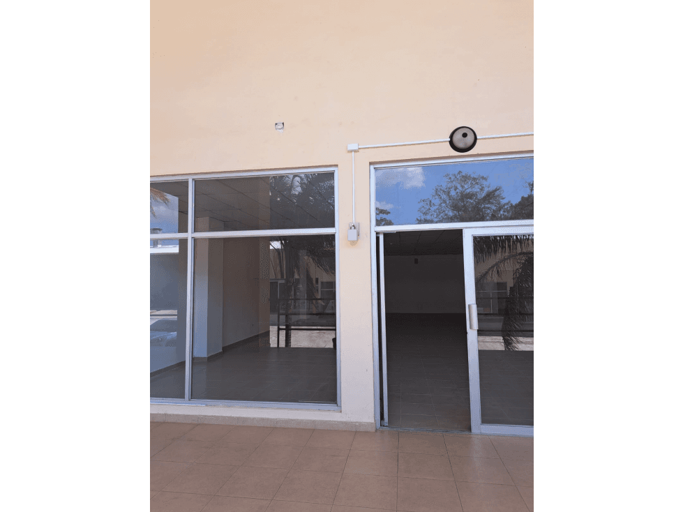 LOCAL / PLAZA CORONADO / 196 M2 / VISIBLE DESDE LA CALLE / VACIO - 1
