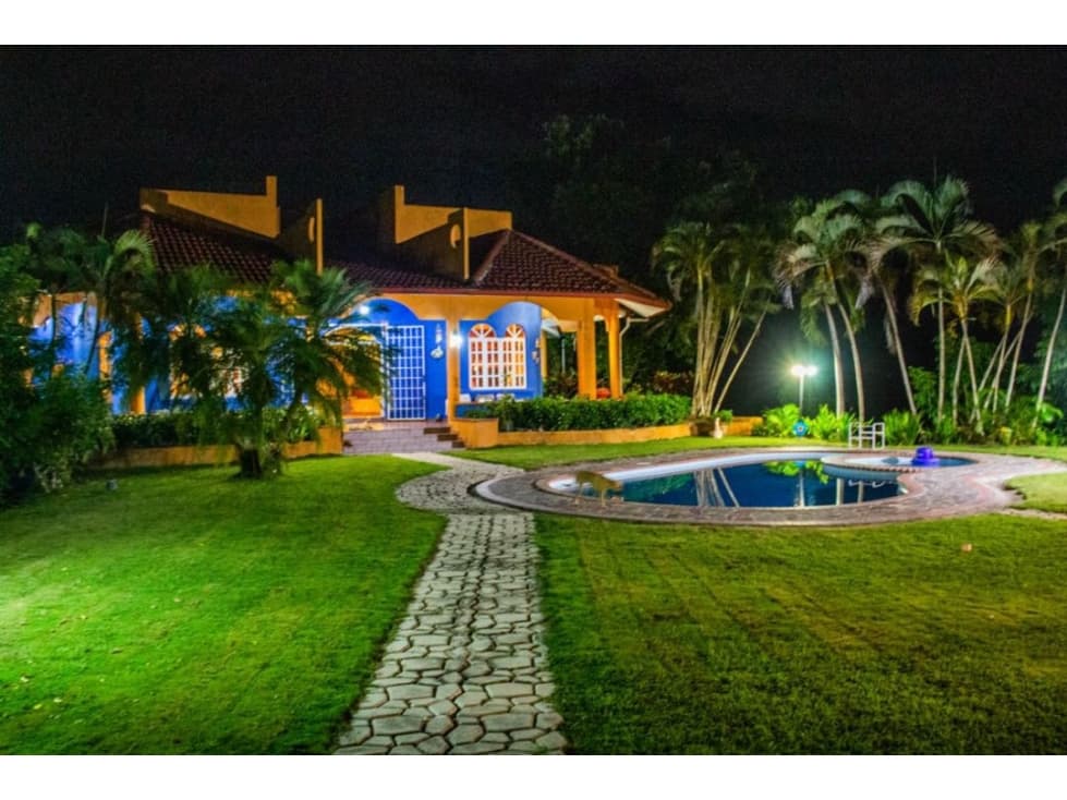 PANAMÁ VENDO FINCA VALLE DE ANTON CUENTA CON 12 CABALLERIZAS. - 1