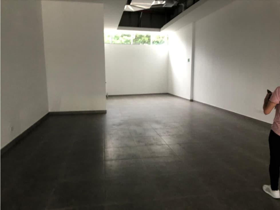 SE ALQUILA LOCALES Y OFICINAS EN SUNSET STRIP AVENIDA ISRAEL 84 M2 - 1
